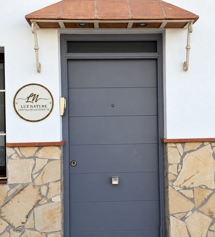 Entrada de Luz Nature, con la placa del centro, en la Avenida de Mijas de Alhaurín el Grande