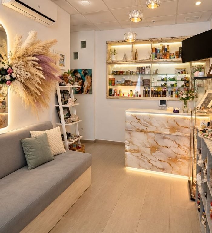 Recepción de Luz Nature, con zona de espera y expositor de productos